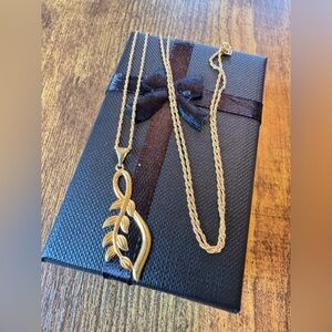 18k SAUDI Gold ELEGANT Leaf Pendant Necklace 18”